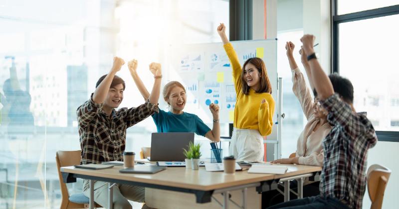 Đánh giá năng lực là gì? Hình ảnh minh họa khái niệm đánh giá năng lực, bao gồm các yếu tố như tư duy phản biện, giải quyết vấn đề, và sáng tạo.