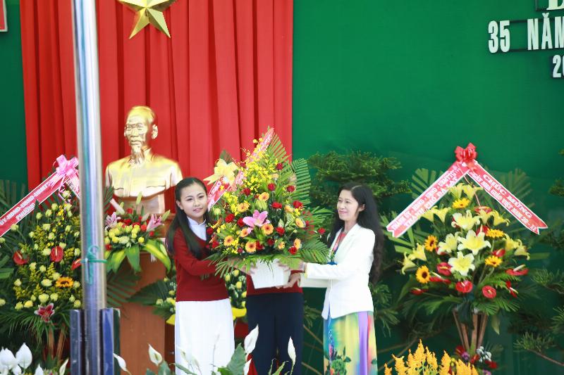 Học sinh tặng hoa cô giáo