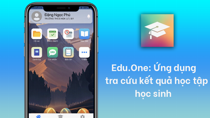 Học sinh xem điểm trên điện thoại thông minh