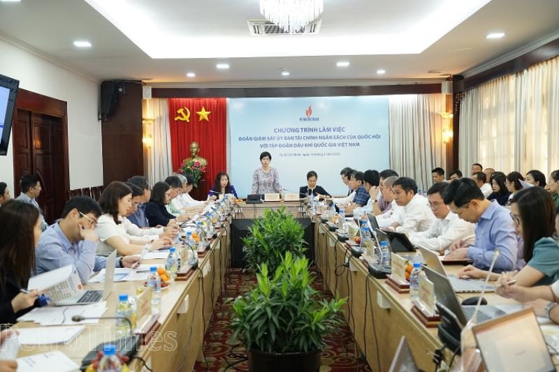 Nhà nghiên cứu pháp lý làm việc