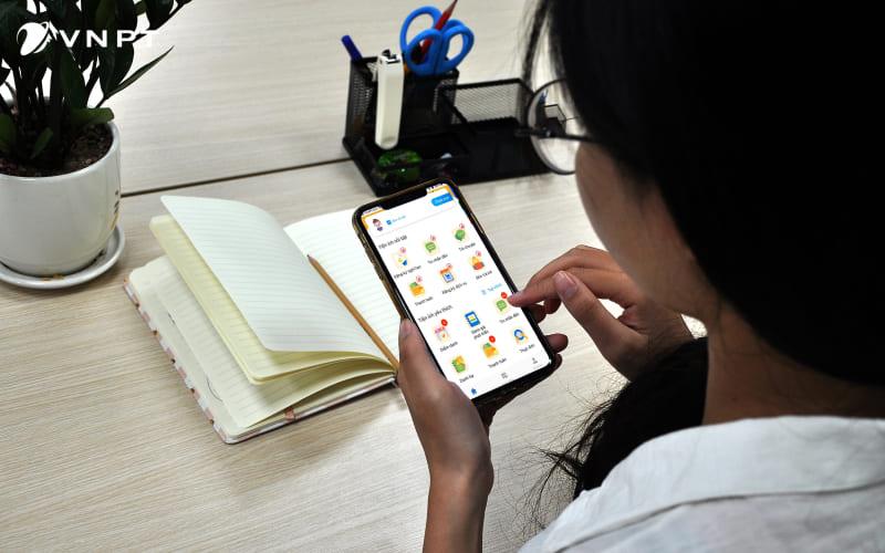 Phụ huynh theo dõi tình hình học tập của con qua sổ liên lạc điện tử
