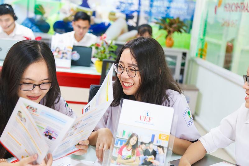 Phụ huynh theo dõi nhận xét học bạ