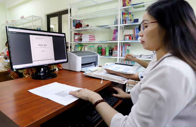 Phụ huynh và giáo viên trao đổi thông tin qua sổ liên lạc điện tử