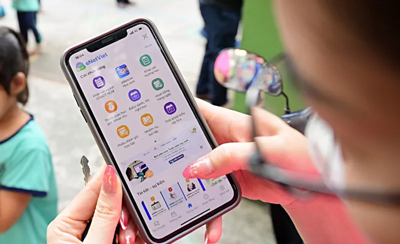 Sổ Liên Lạc Điện Tử: Cầu Nối Giữa Nhà Trường và Gia Đình 1 so lien lac dien tu giao tiep 67d4d8 1