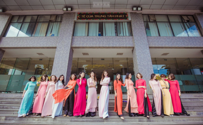 Học sinh đang tìm hiểu về các khối thi đại học với tổ hợp Toán Hoá Anh